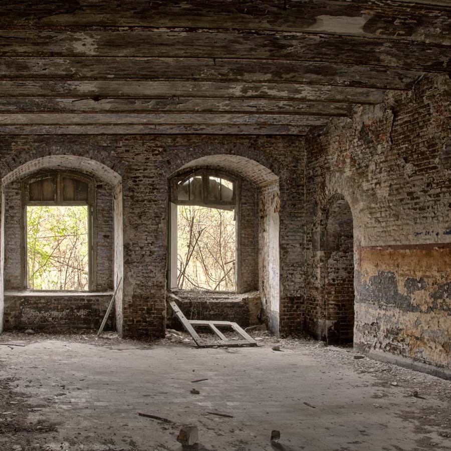 Altes, verlassenes Gebäude von innen mit fehlenden Fenstern