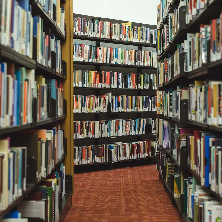 Bibliothek mit hohen und gefüllten Bücherregalen