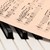 Notenblatt liegt auf Klaviertastatur