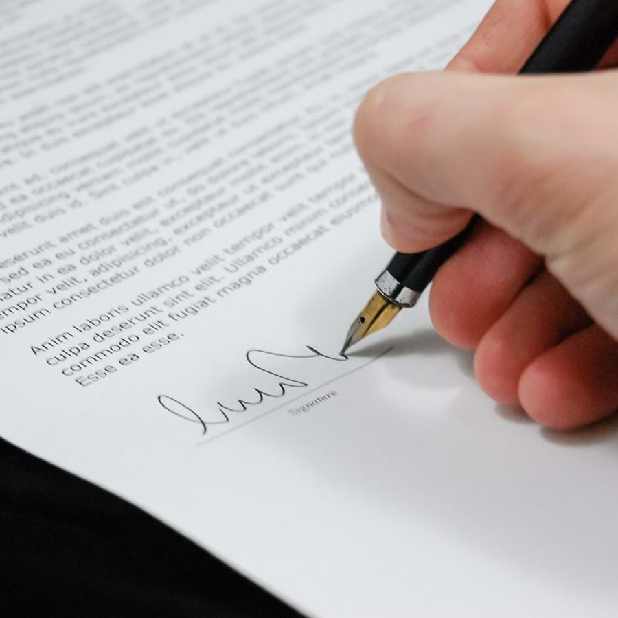 ein Dokument wird mit Tinte unterschrieben