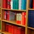 Bücherregel mit Verordnungen und einer Auswahl an Gesetzesbüchern