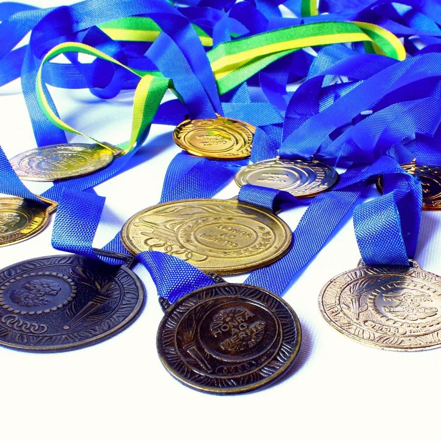 verschiedene Medaillen mit blauem Band liegen nebeneinander