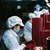 Arbeiter einer Fabrik fertigen rote Verpackungsschalen