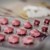 rosafarbenes Medikament, in Tablettenform, in der üblichen Verpackung