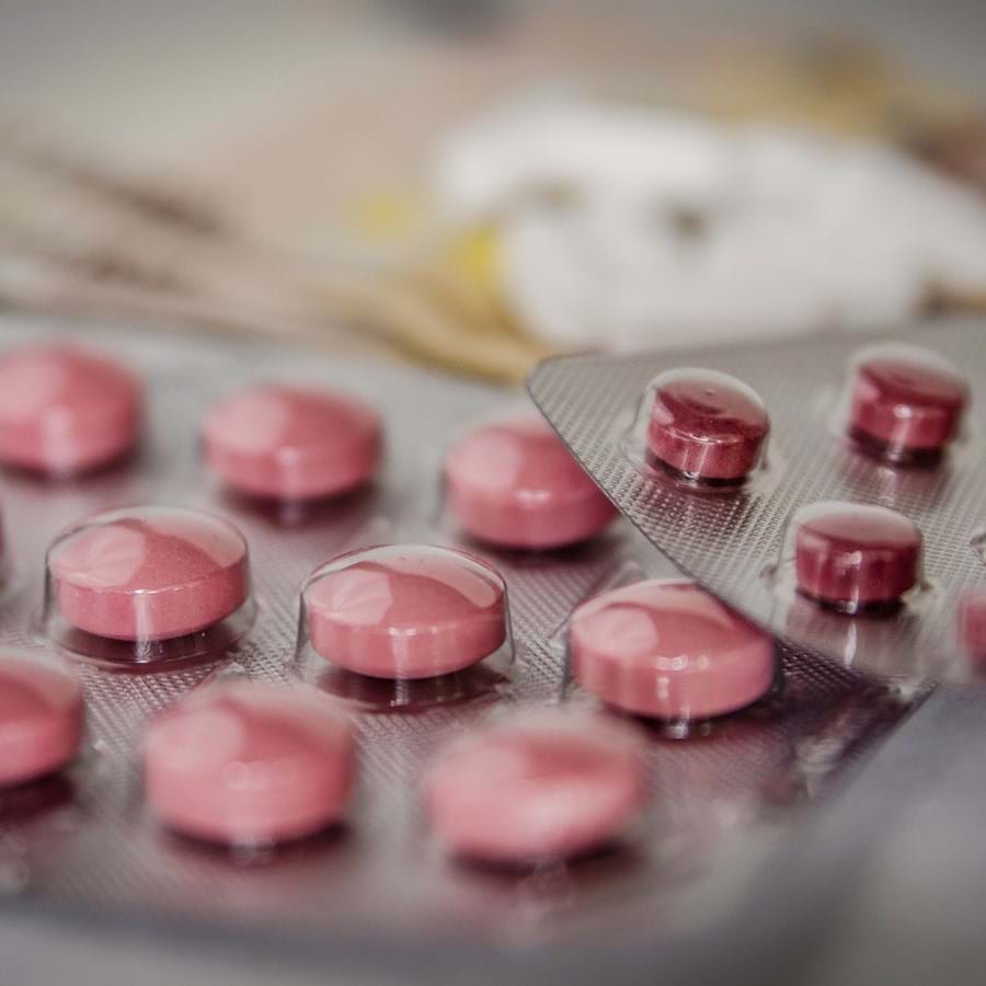 rosafarbenes Medikament, in Tablettenform, in der üblichen Verpackung