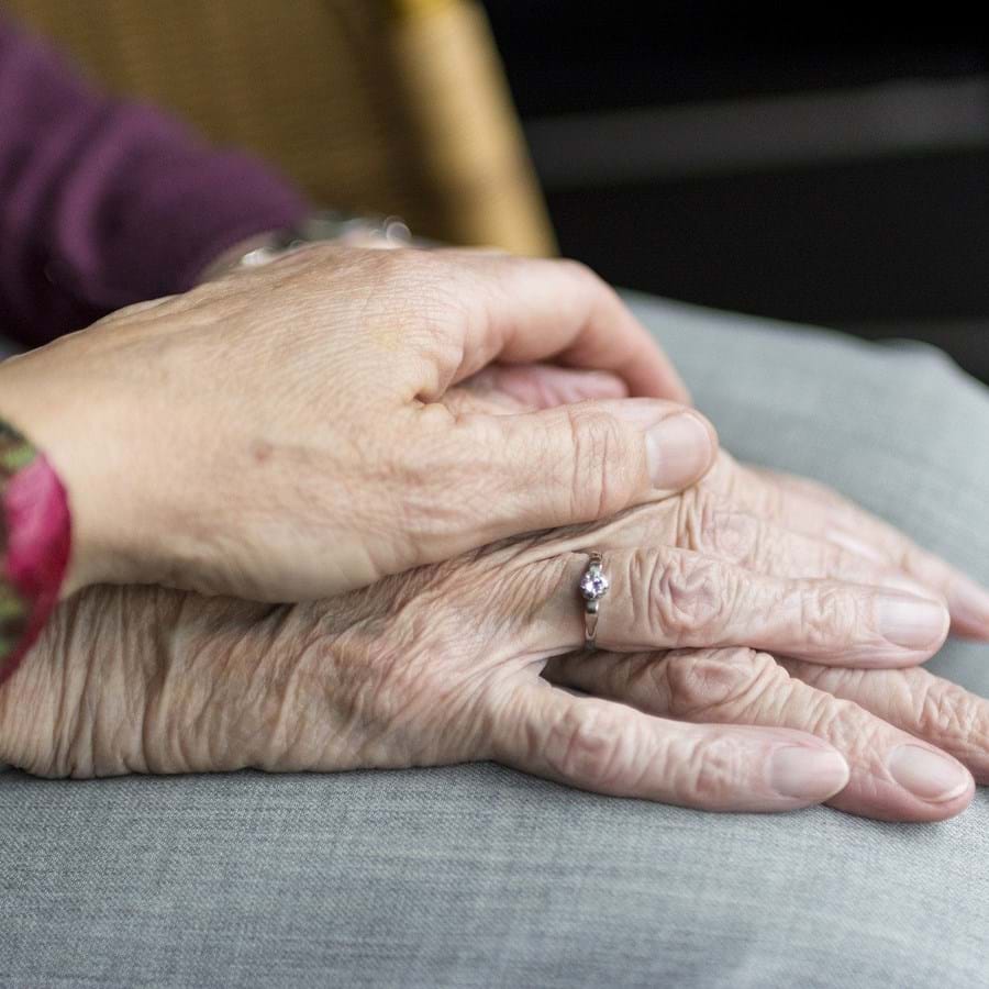 übereinandergelegte Hände von Senioren