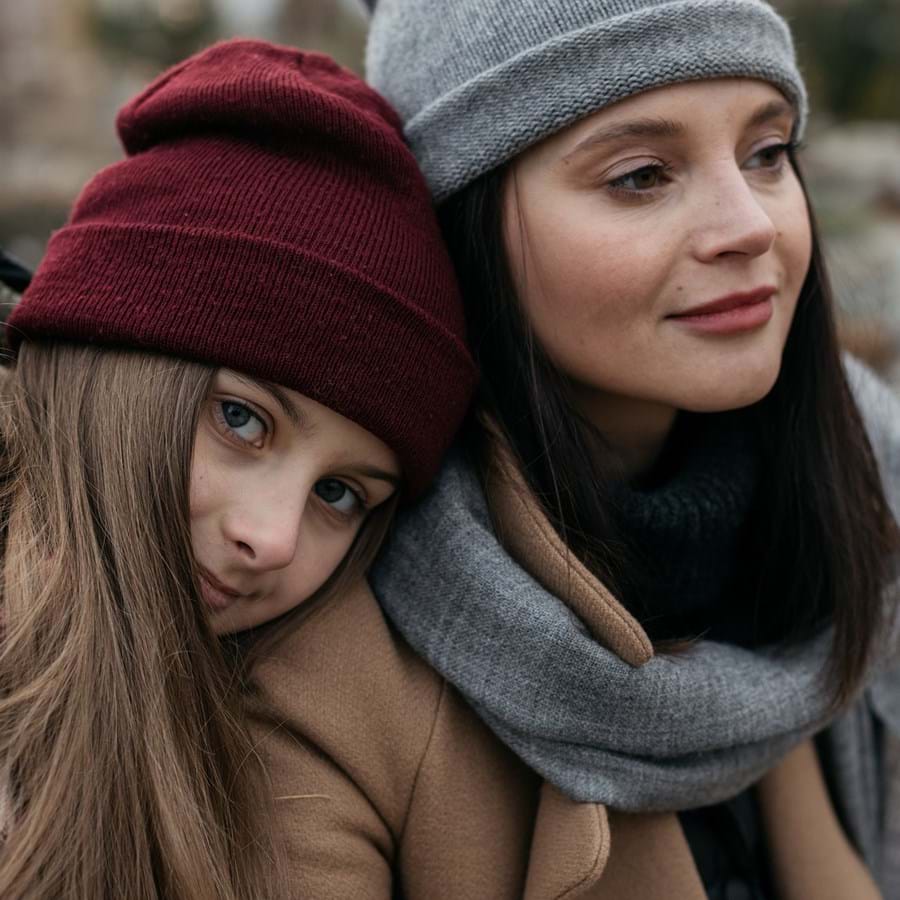 zwei junge Frauen lehnen sich aneinander
