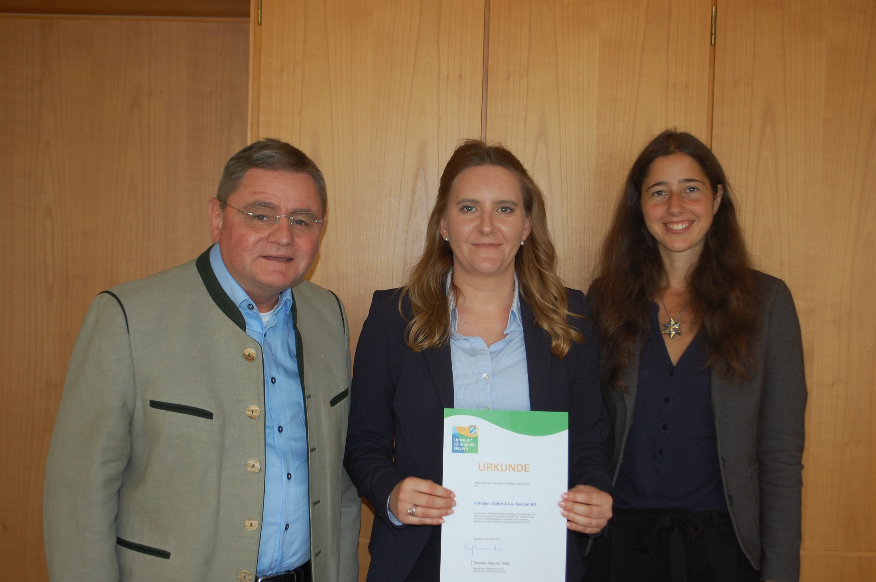 Landrat übergibt Teilnehmerurkunde am „Umwelt + Klimapakt Bayern“ an die InfraServ GmbH, Werk Gendorf